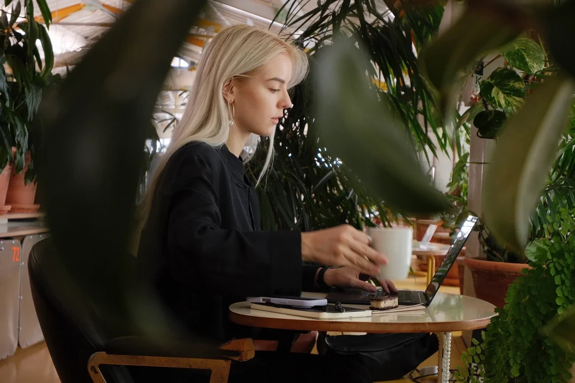 Ana working on a laptop in a café